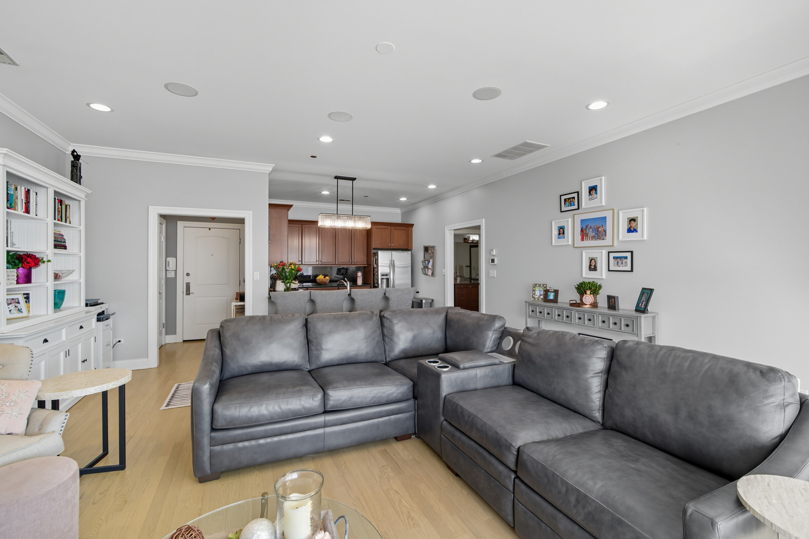 2801 N Oakley Avenue Unit: 202