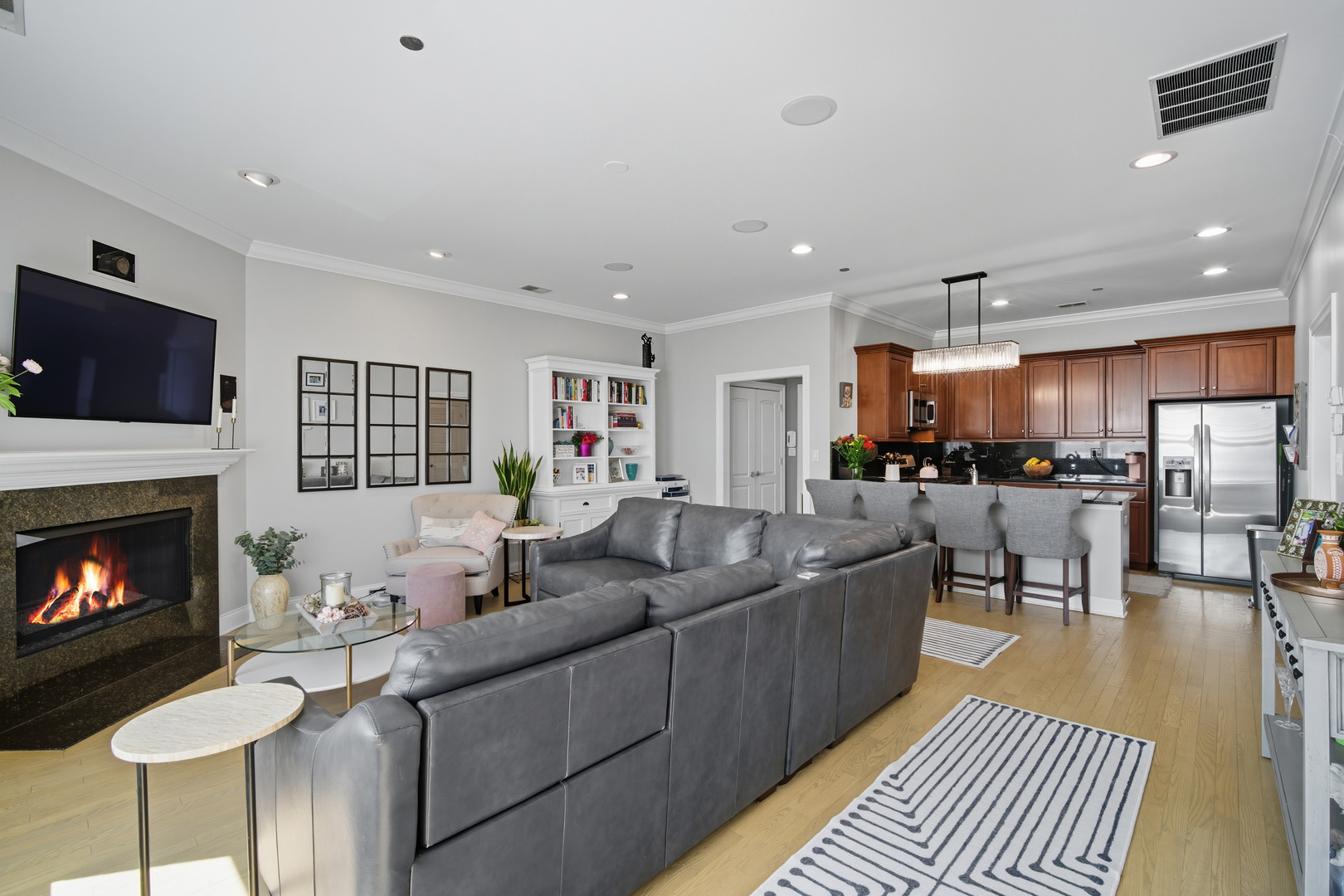 2801 N Oakley Avenue Unit: 202