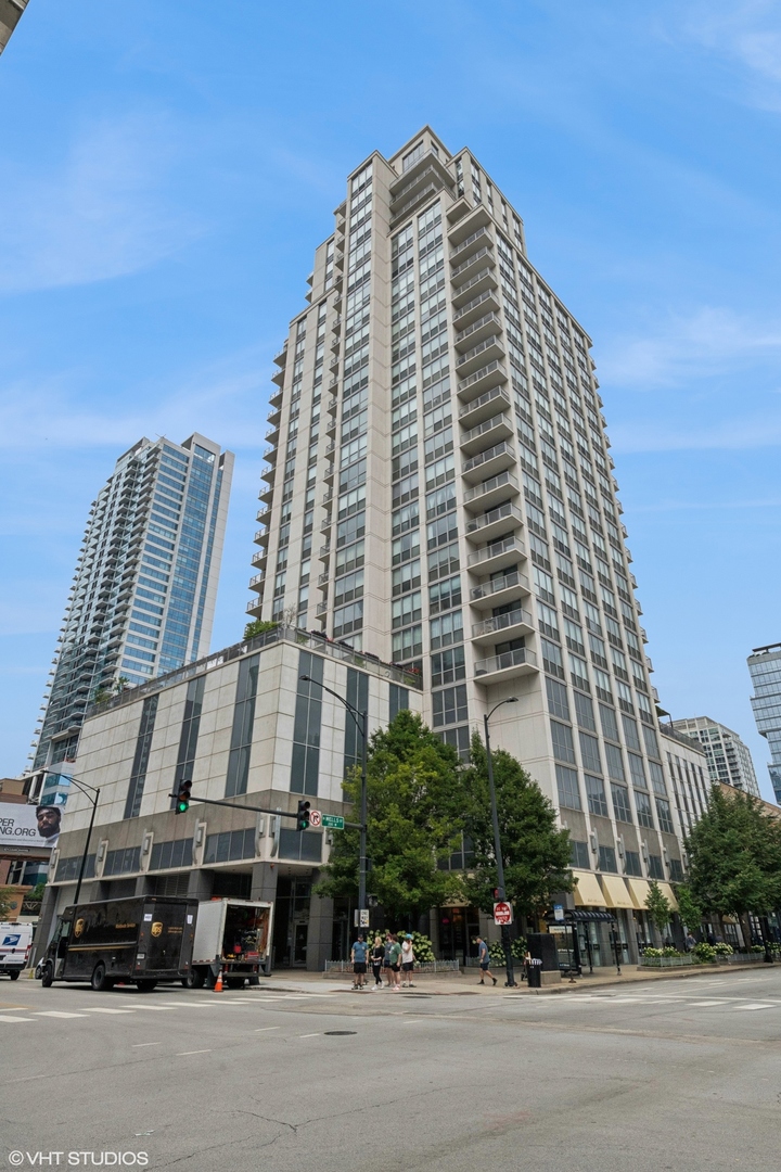 200 W GRAND Avenue Unit: 2303