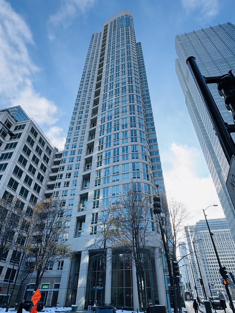 345 N LaSalle Drive Unit: 306