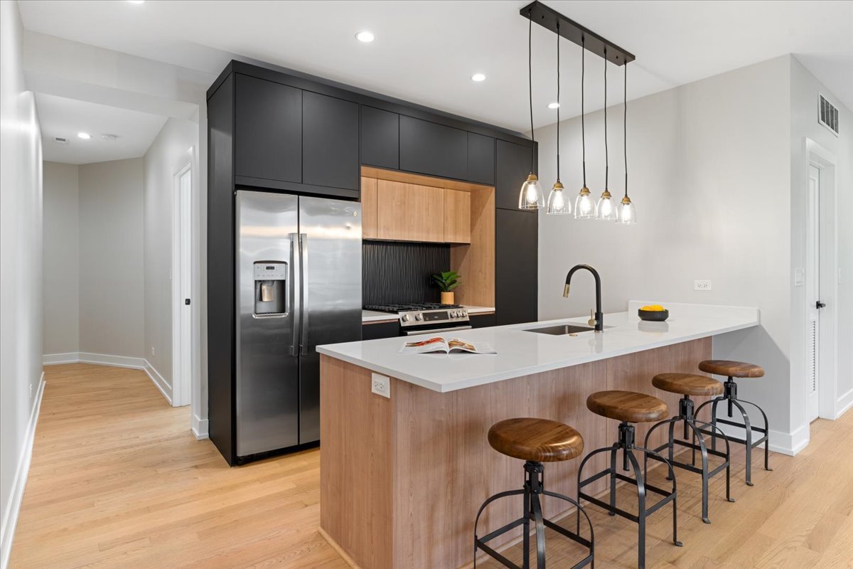 3653 W Barry Avenue Unit: 2W