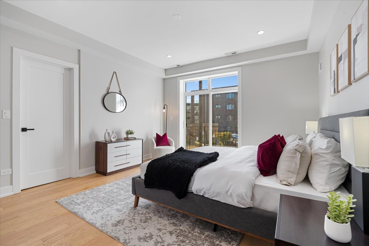 3653 W Barry Avenue Unit: 2W