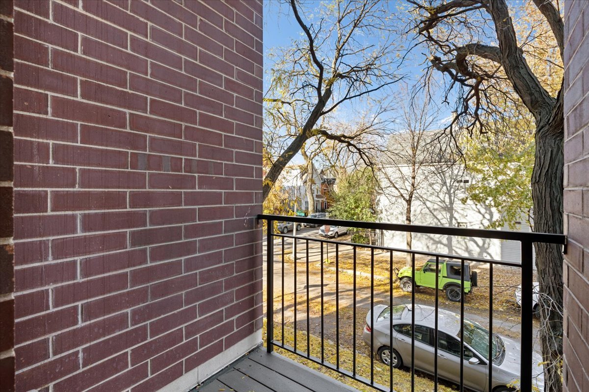 3653 W Barry Avenue Unit: 2W
