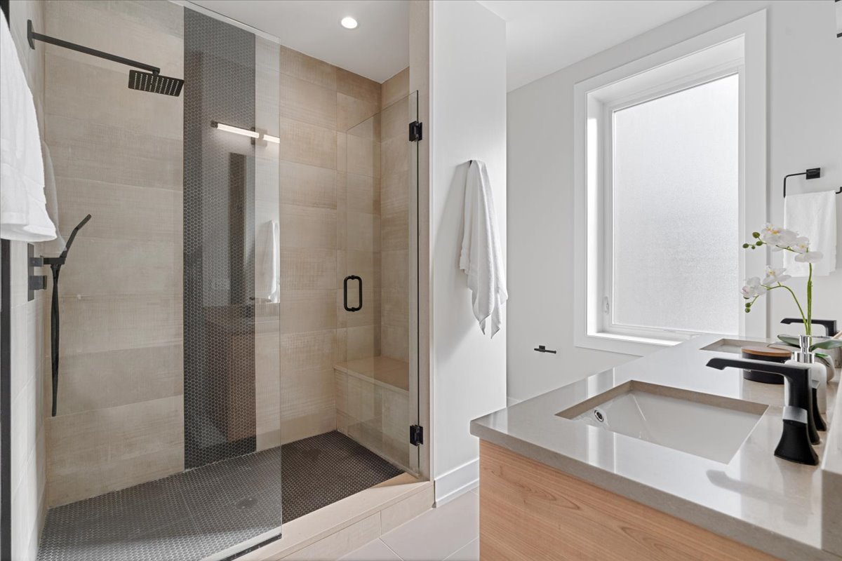 3653 W Barry Avenue Unit: 2W