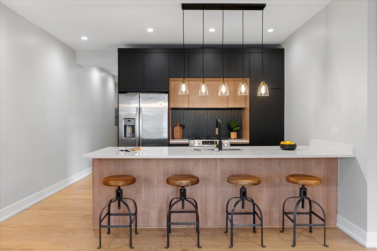 3653 W Barry Avenue Unit: 2W