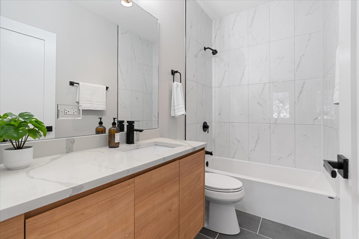 3653 W Barry Avenue Unit: 2W