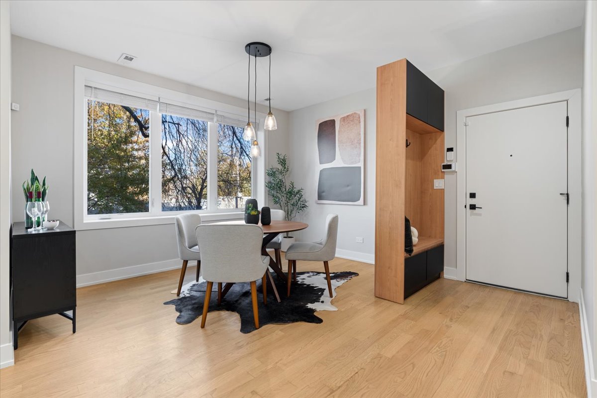 3653 W Barry Avenue Unit: 2W