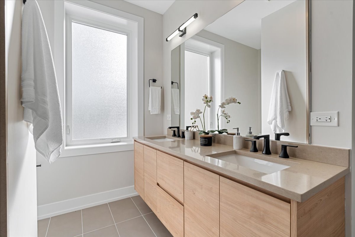 3653 W Barry Avenue Unit: 2W