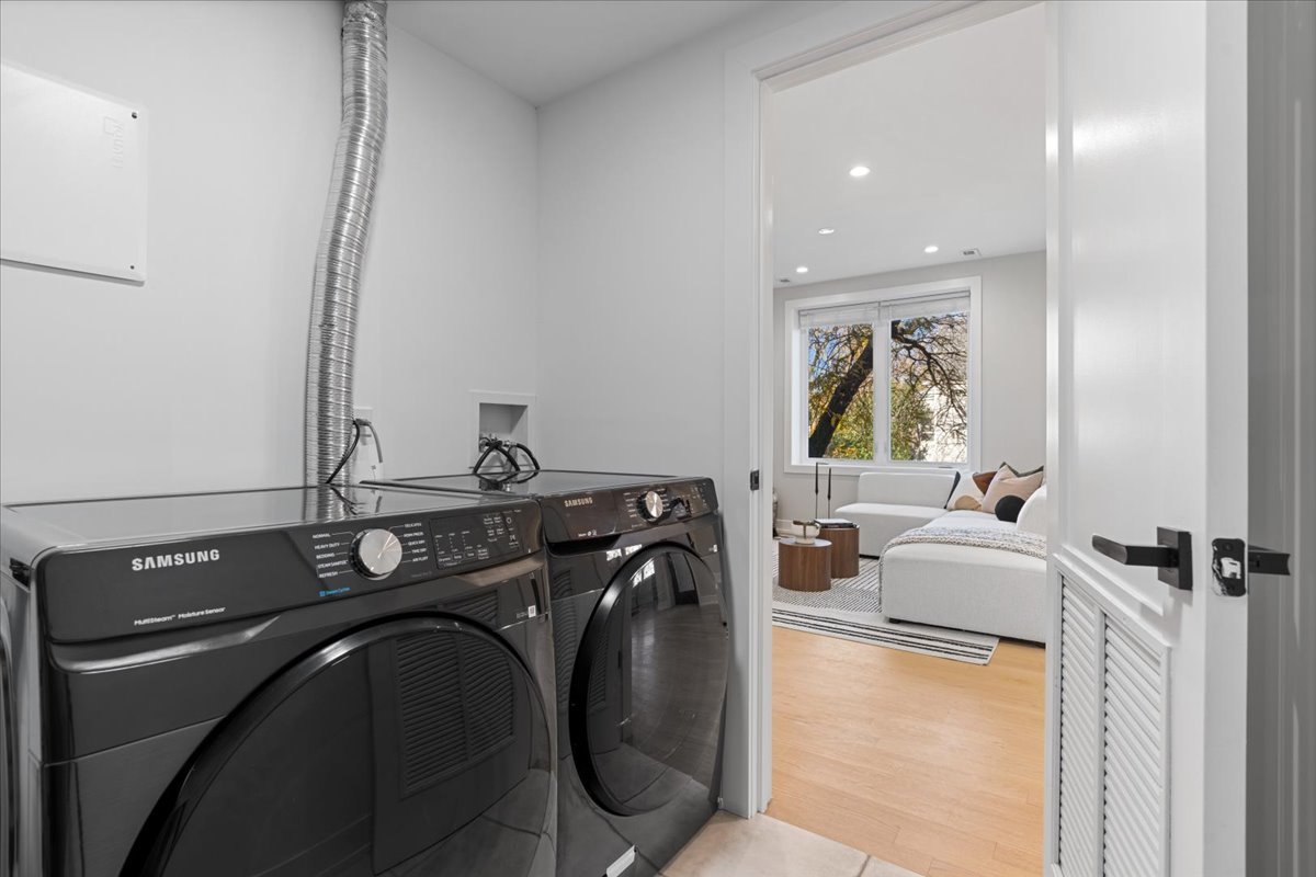 3653 W Barry Avenue Unit: 2W