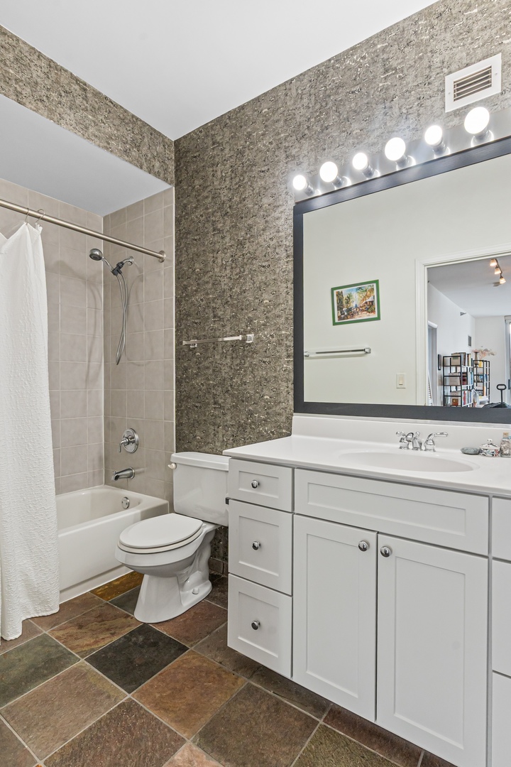 421 W Huron Street Unit: 805