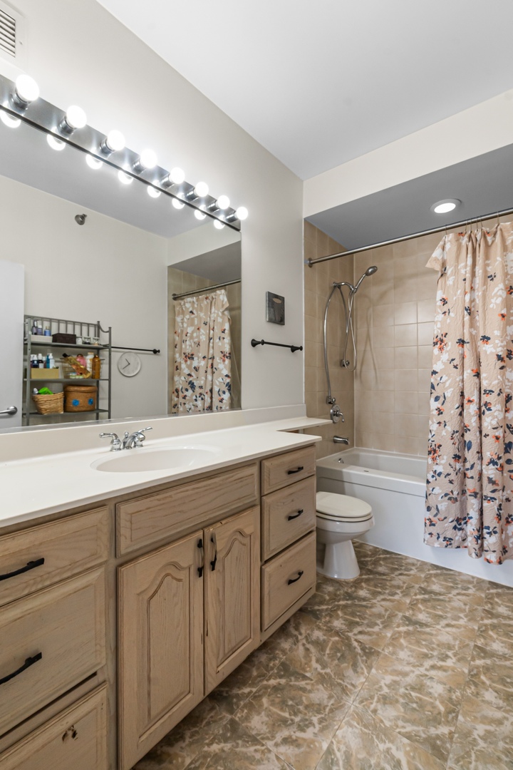 421 W Huron Street Unit: 805