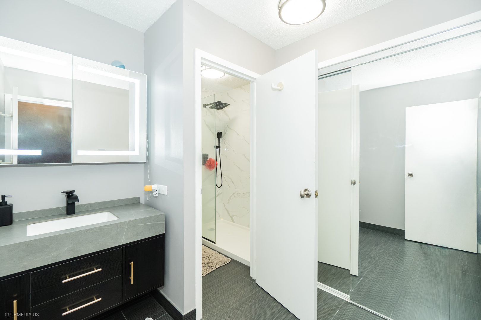 4170 N MARINE Drive Unit: 10D