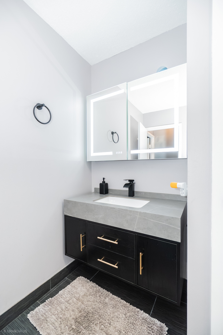 4170 N MARINE Drive Unit: 10D