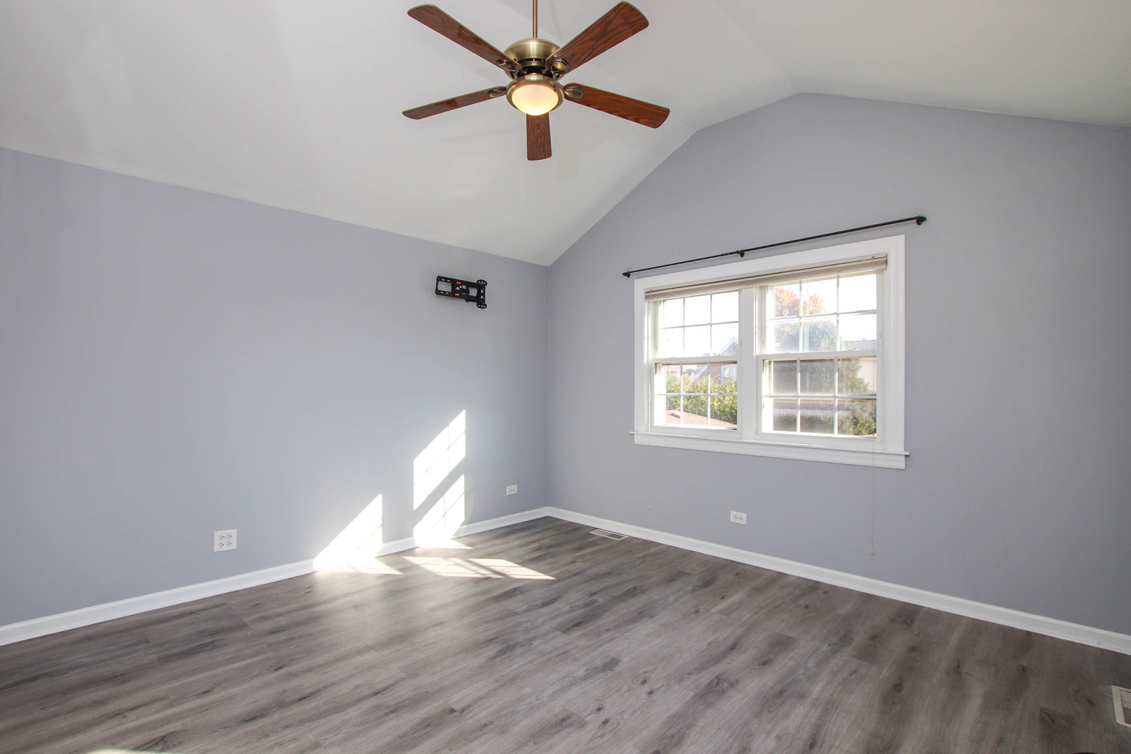 5815 N Canfield Avenue