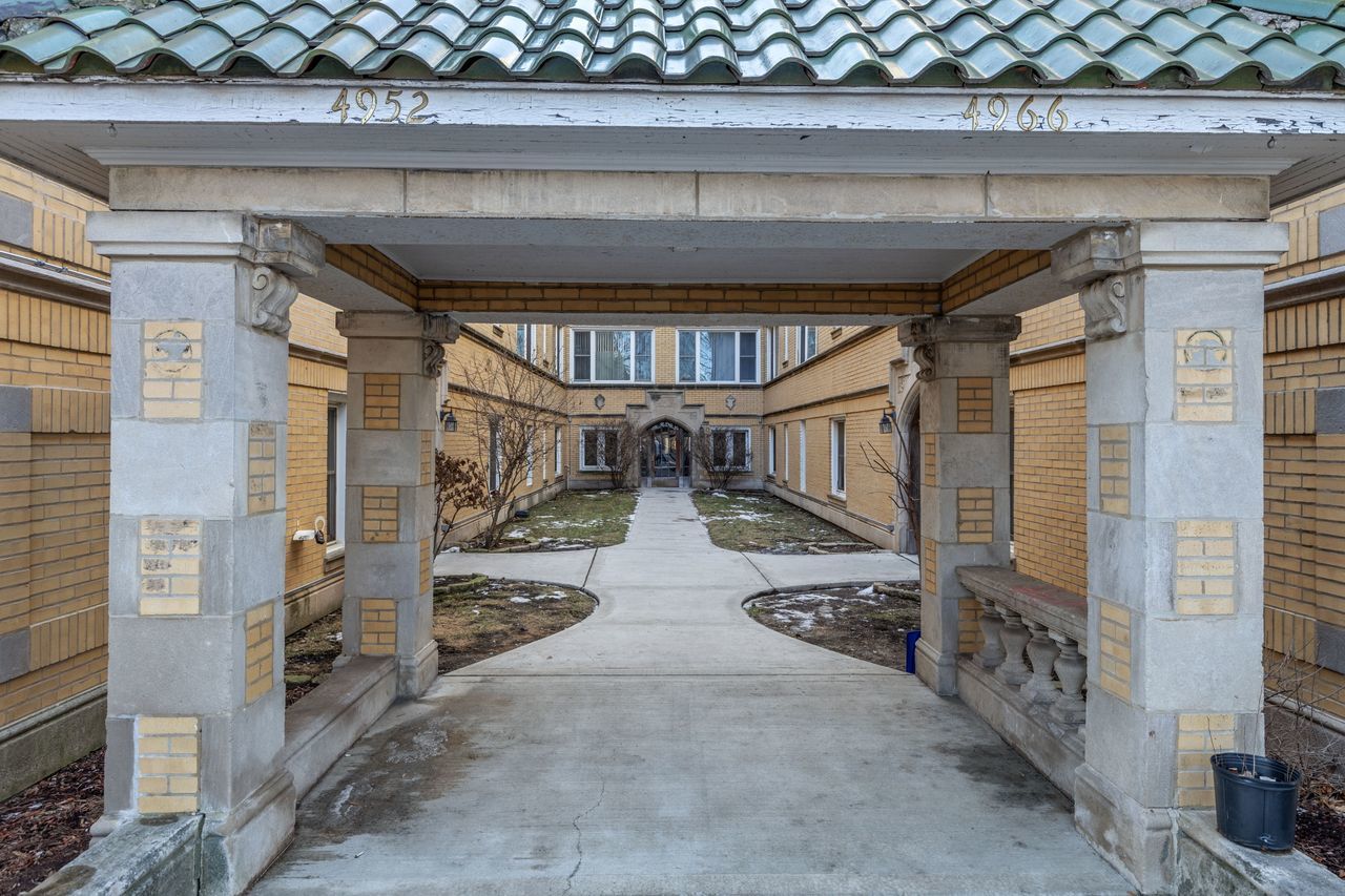4962 N Spaulding Avenue Unit: 3