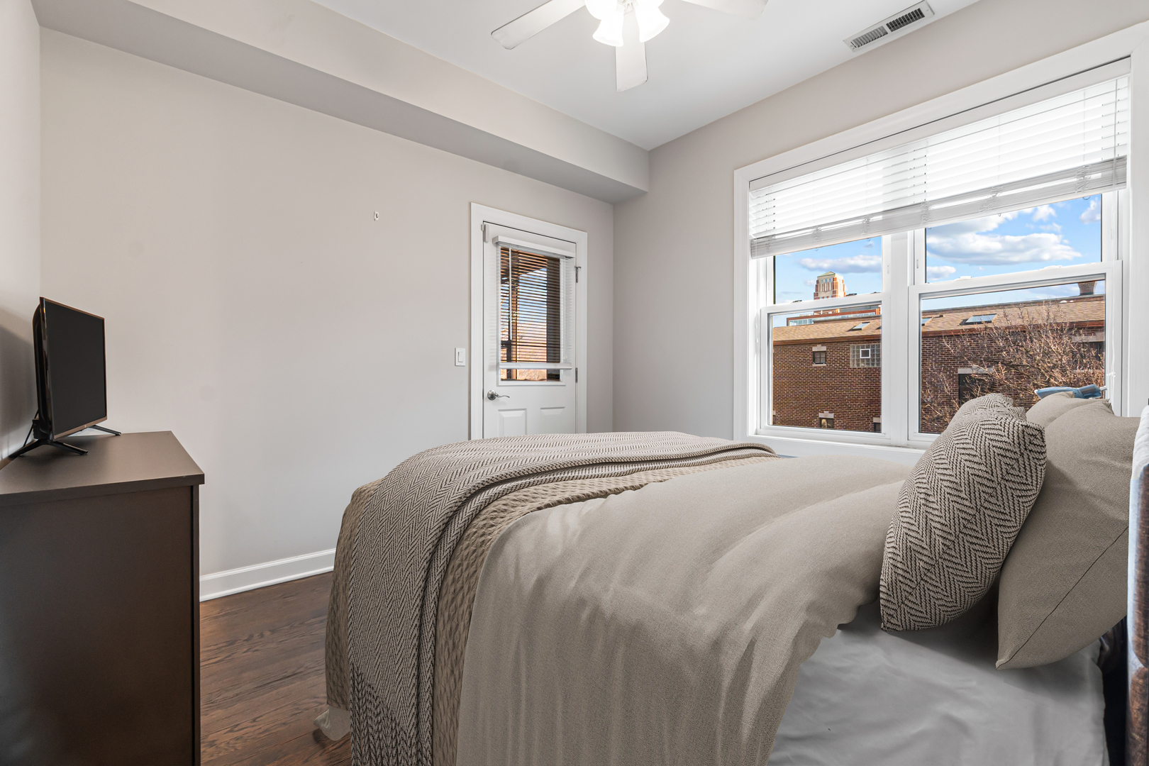 3904 N WOLCOTT Avenue Unit: 2