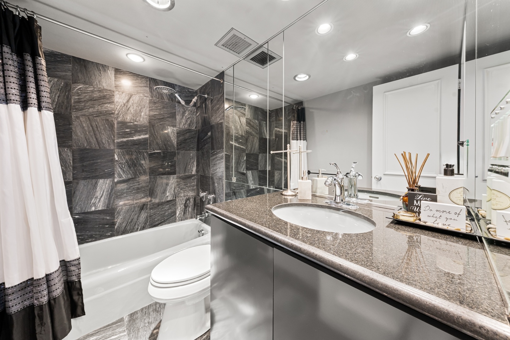 175 E Delaware Place Unit: 6706