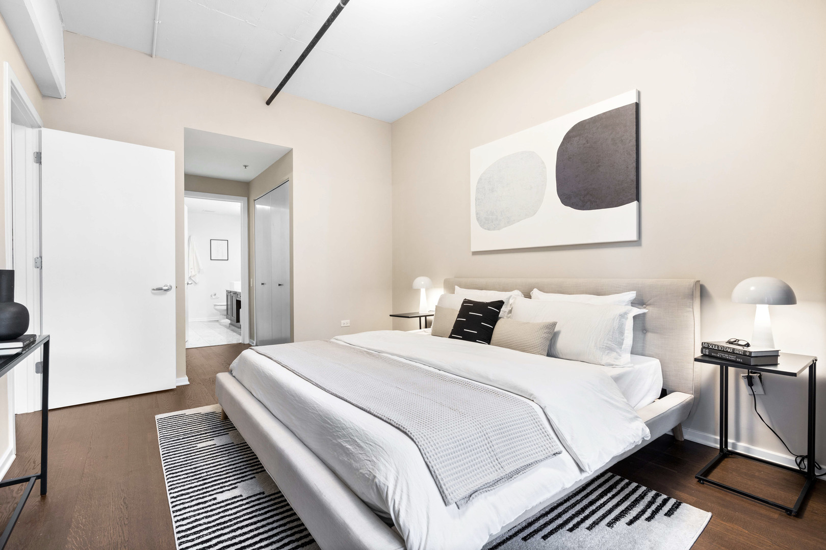 240 E ILLINOIS Street Unit: 606