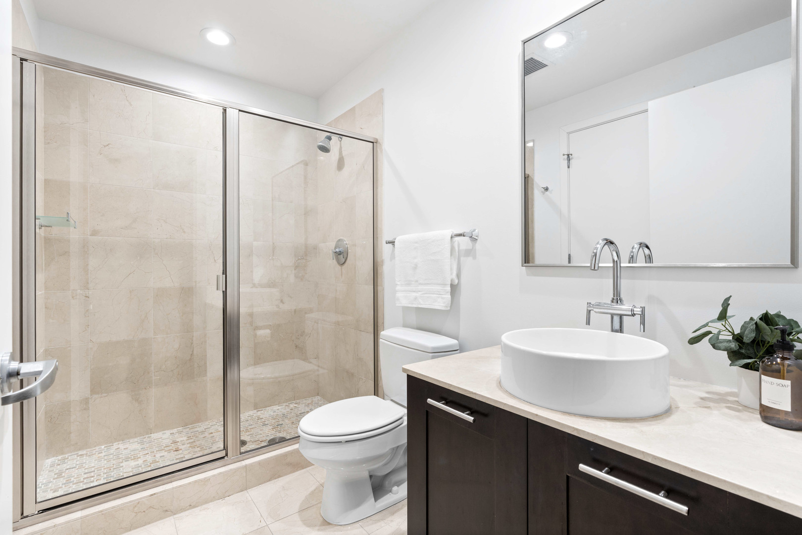 240 E ILLINOIS Street Unit: 606