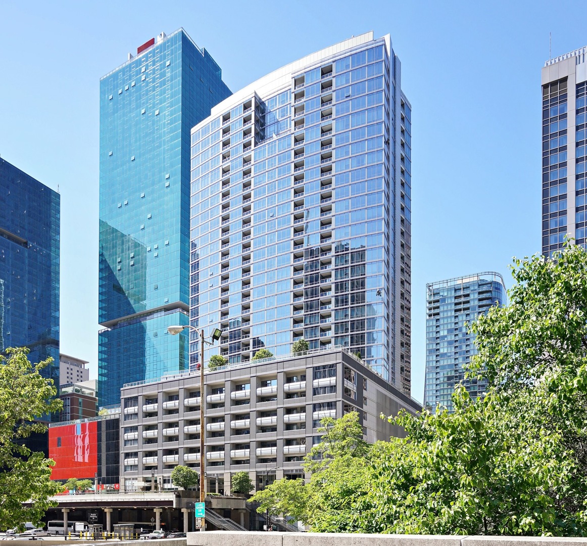 240 E ILLINOIS Street Unit: 606