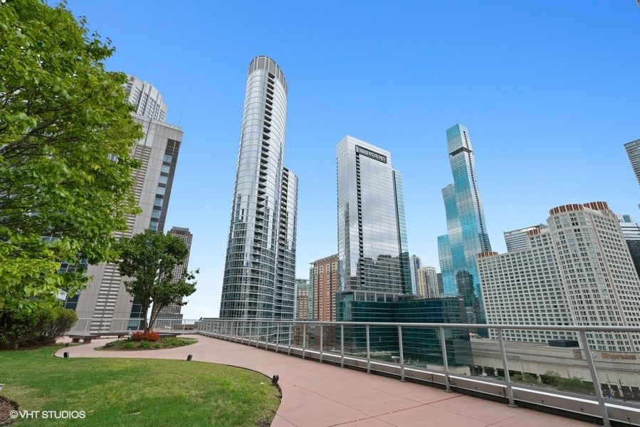 240 E ILLINOIS Street Unit: 606