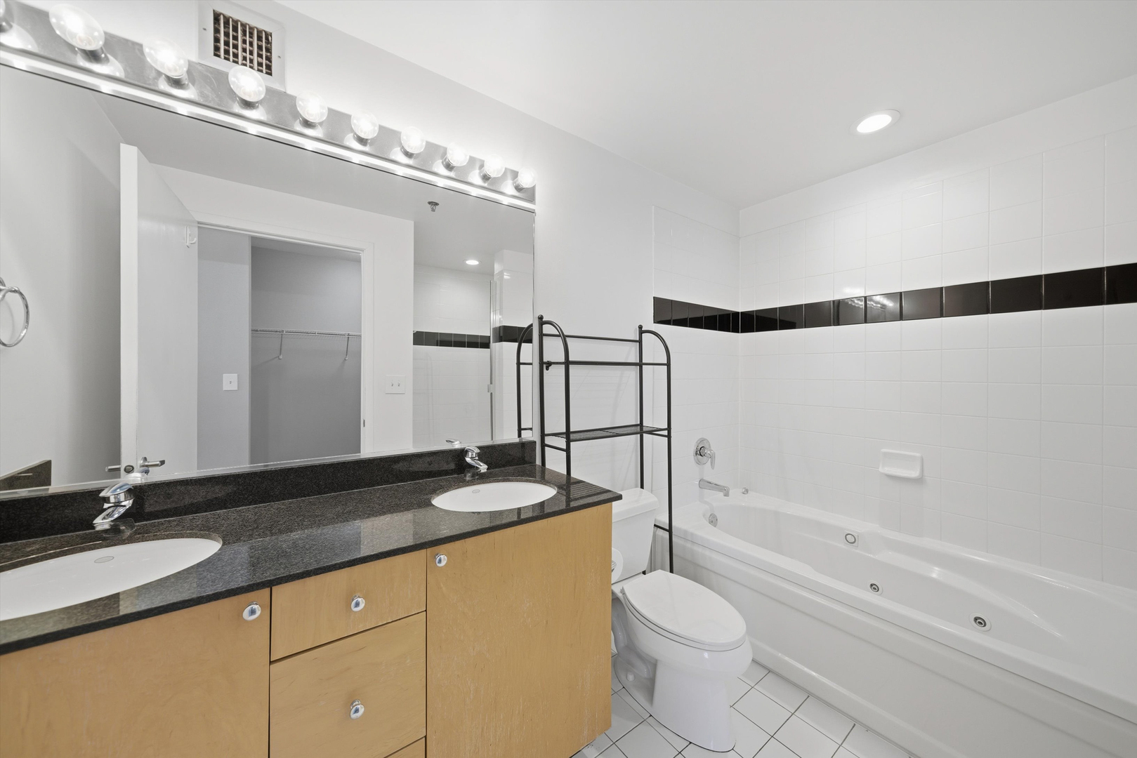 701 S Wells Street Unit: 902