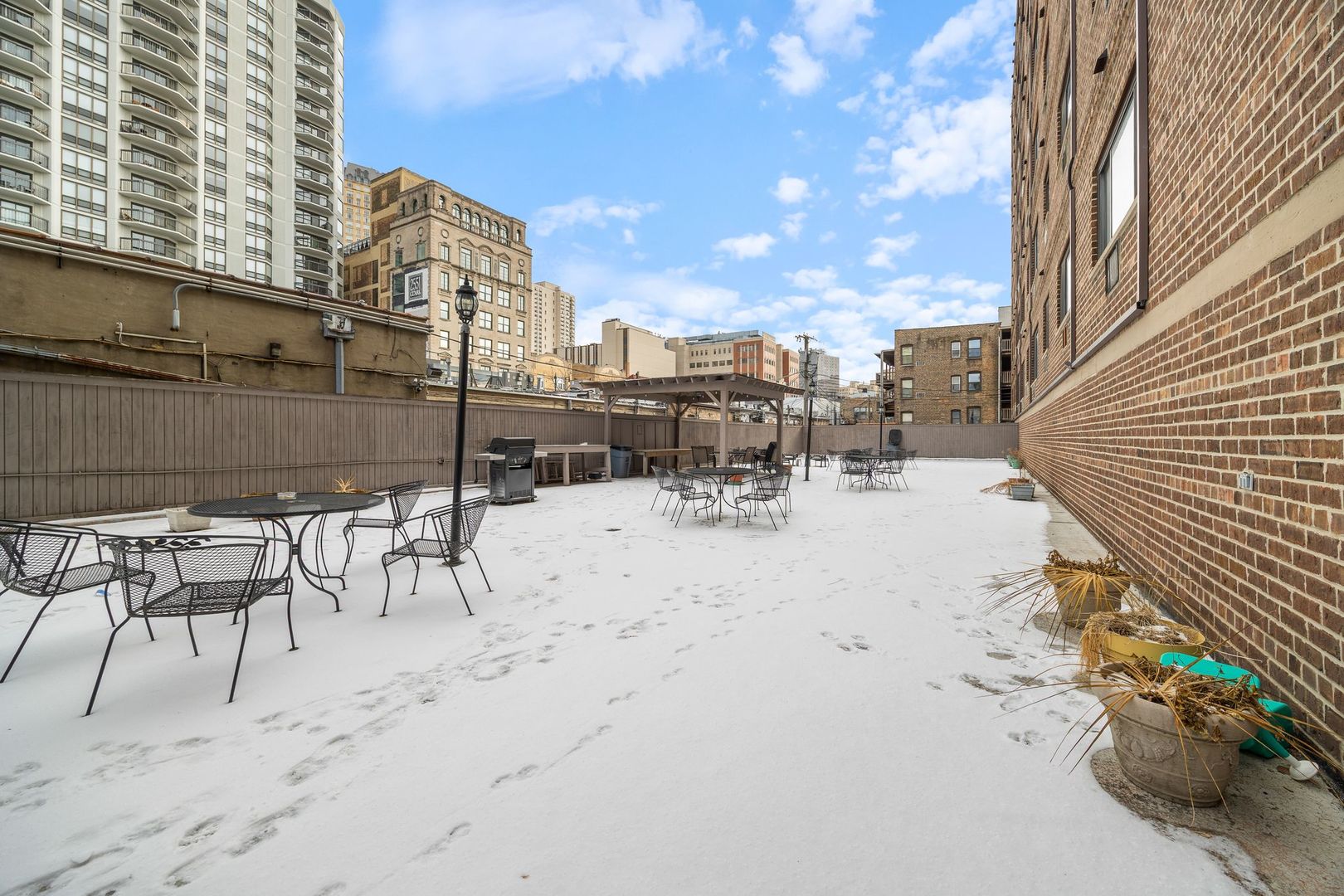 607 W Wrightwood Avenue Unit: 407