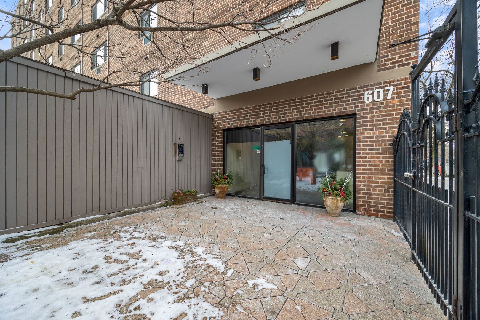 607 W Wrightwood Avenue Unit: 407