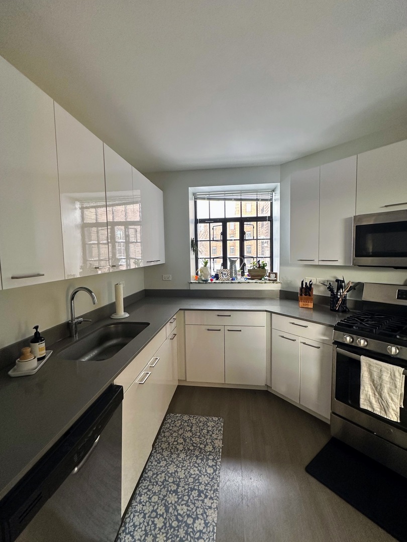 2806 N Leavitt Street Unit: 102