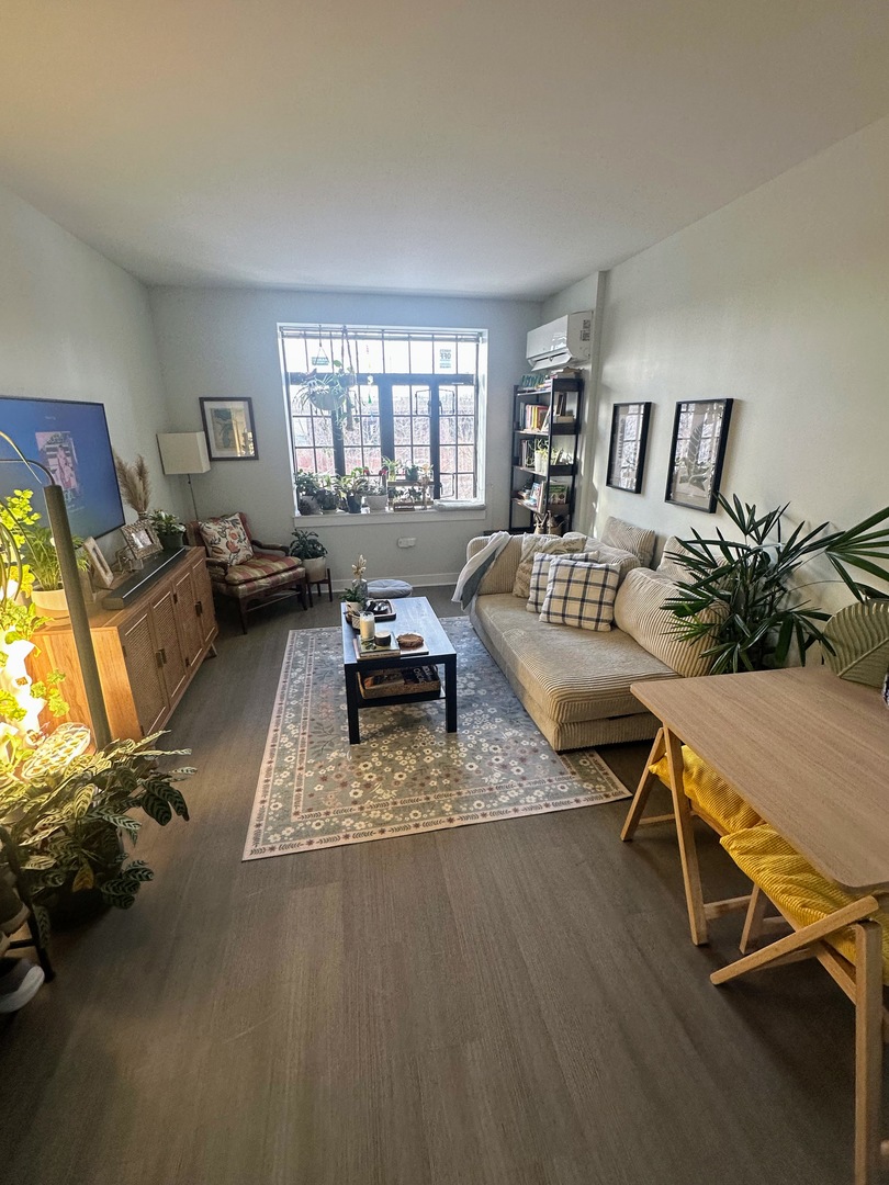 2806 N Leavitt Street Unit: 102