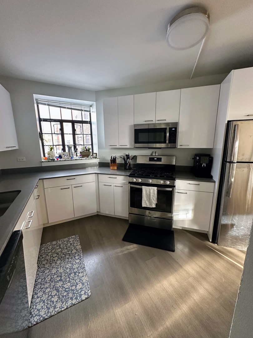 2806 N Leavitt Street Unit: 102