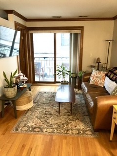 512 W Barry Avenue Unit: 206