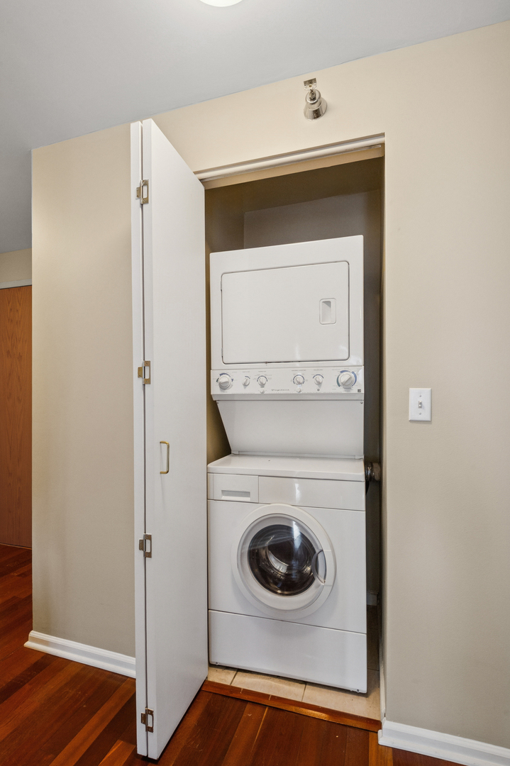 345 N La Salle Drive Unit: 1006