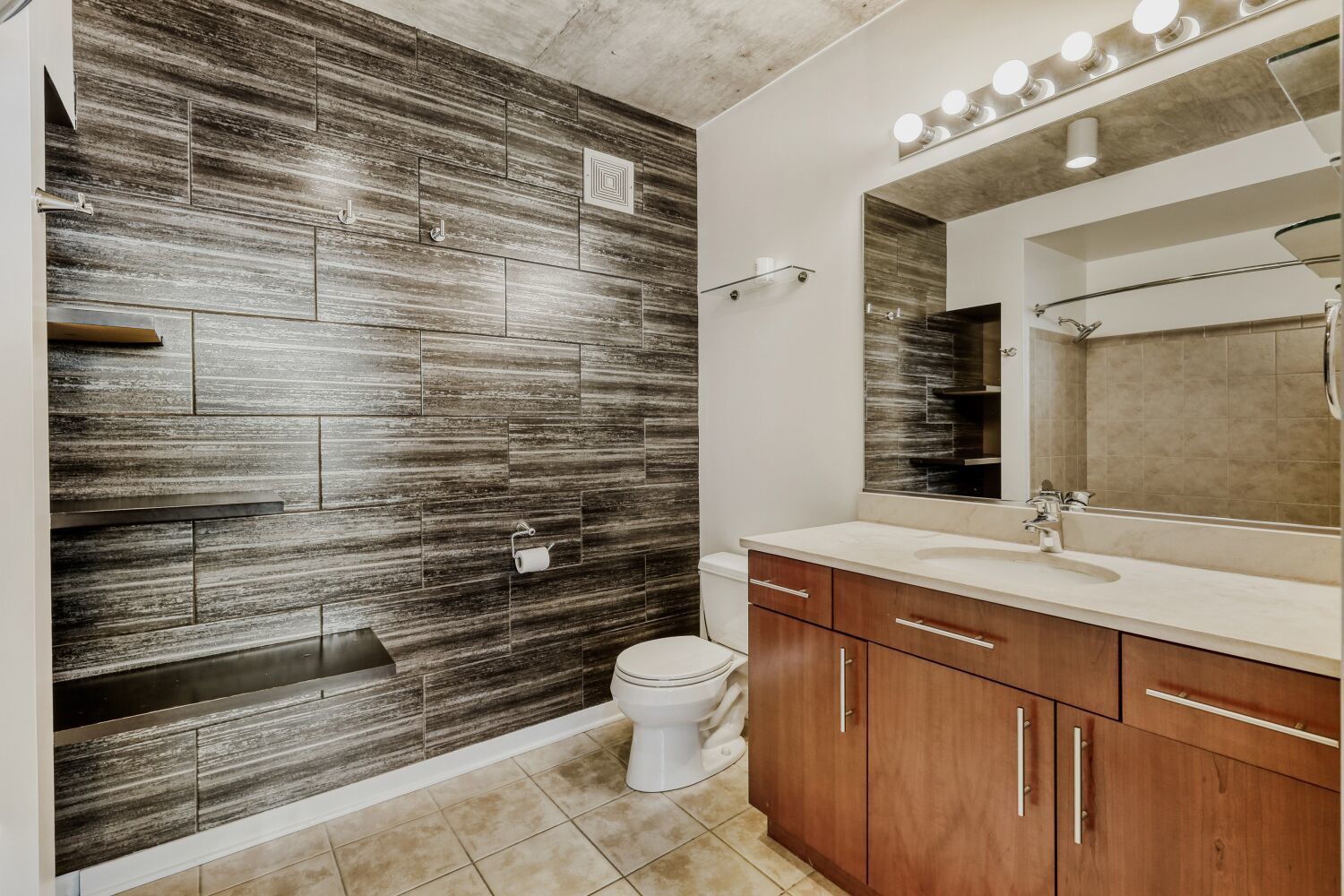 611 S Wells Street Unit: 2304