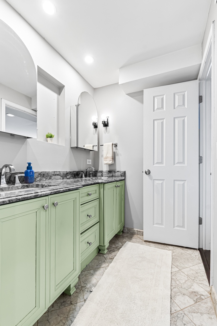 2451 N Greenview Avenue Unit: 1