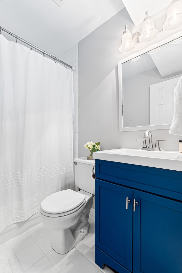 2451 N Greenview Avenue Unit: 1