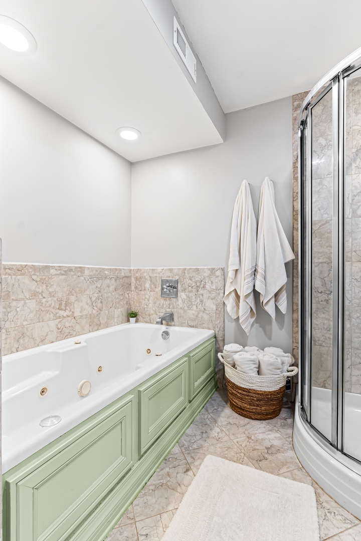 2451 N Greenview Avenue Unit: 1