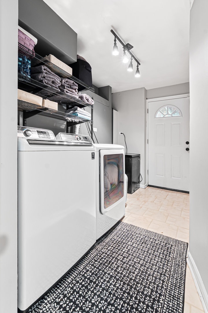 2451 N Greenview Avenue Unit: 1