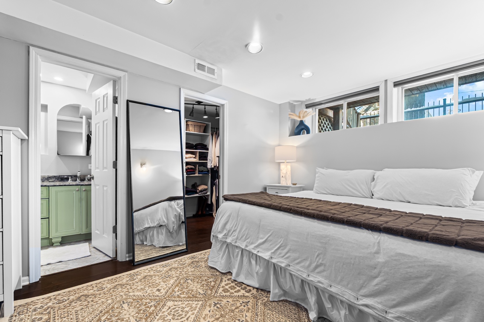 2451 N Greenview Avenue Unit: 1