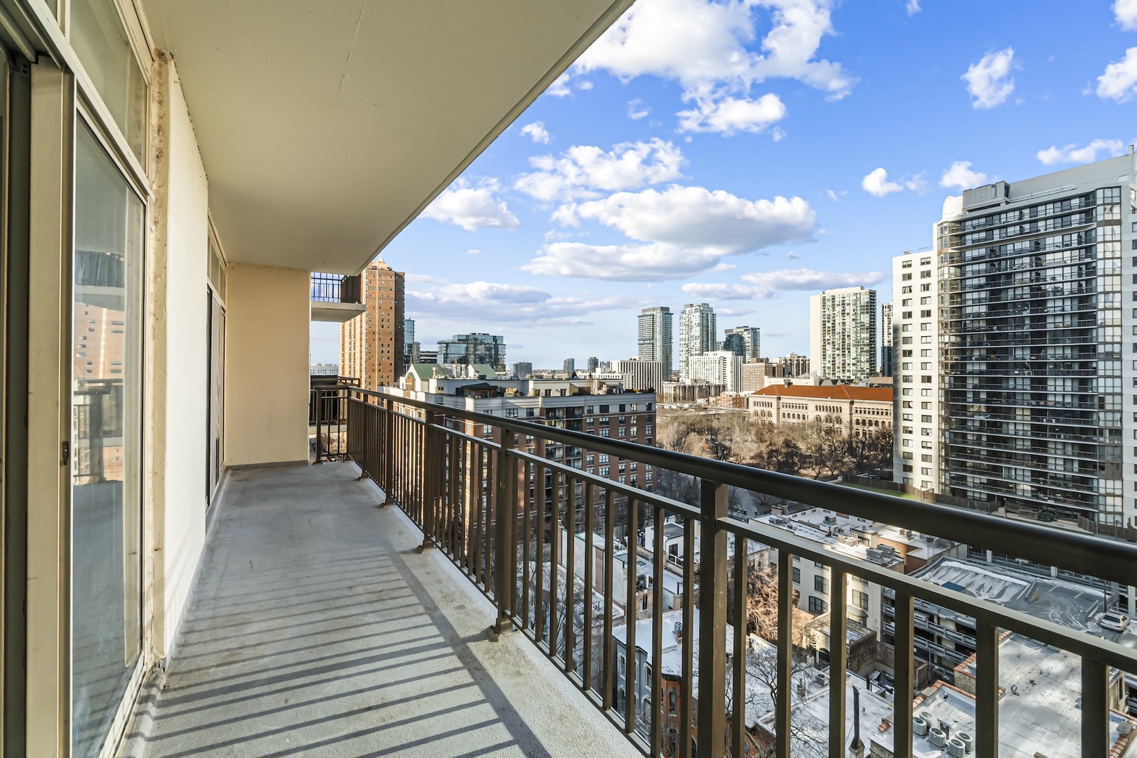 21 W Chestnut Street Unit: 1403