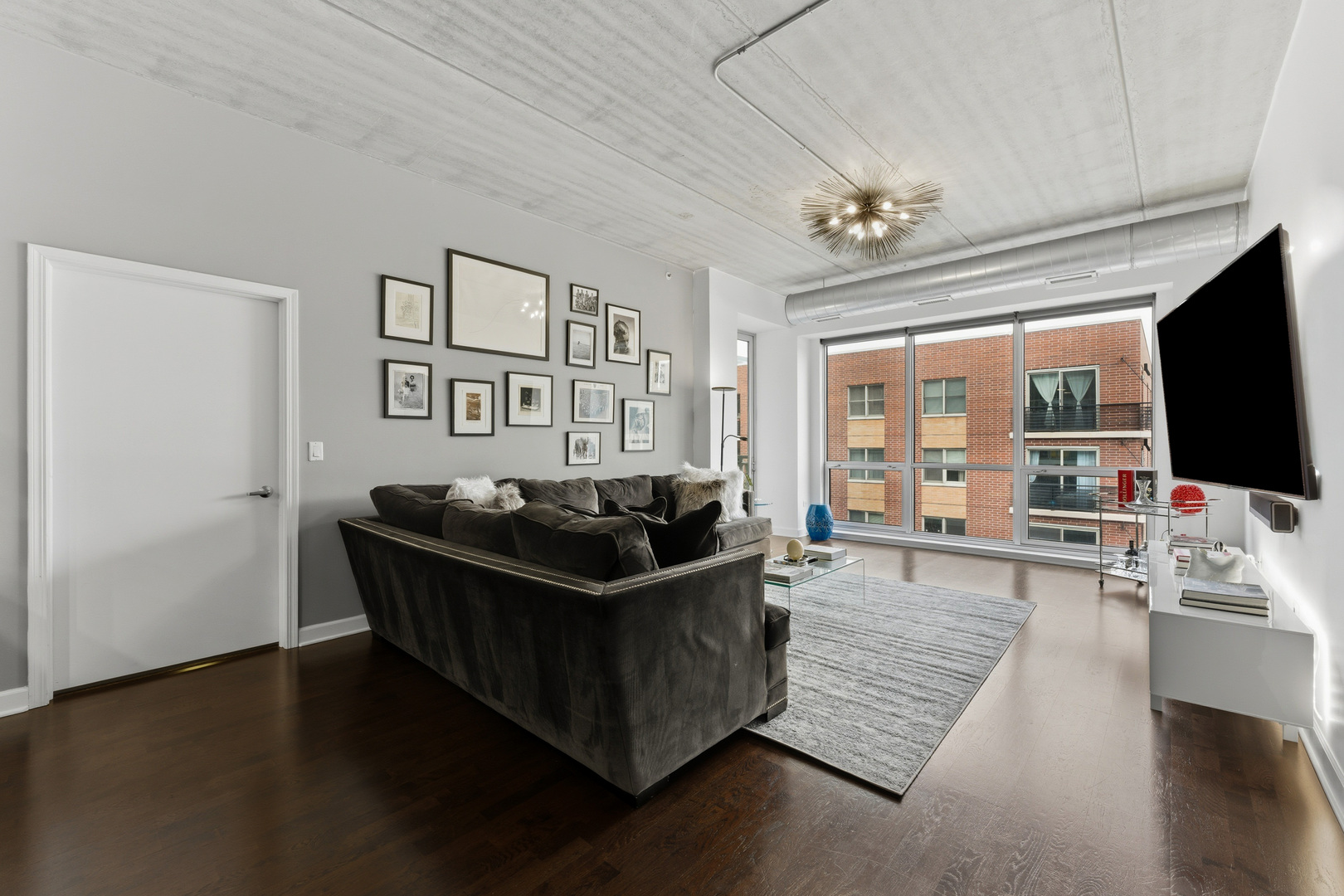 845 N Kingsbury Street Unit: 614