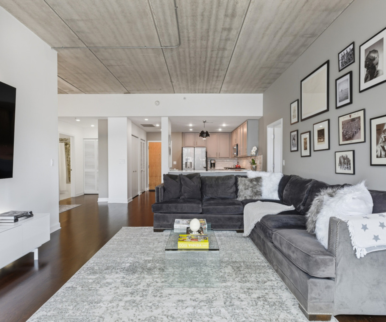845 N Kingsbury Street Unit: 614