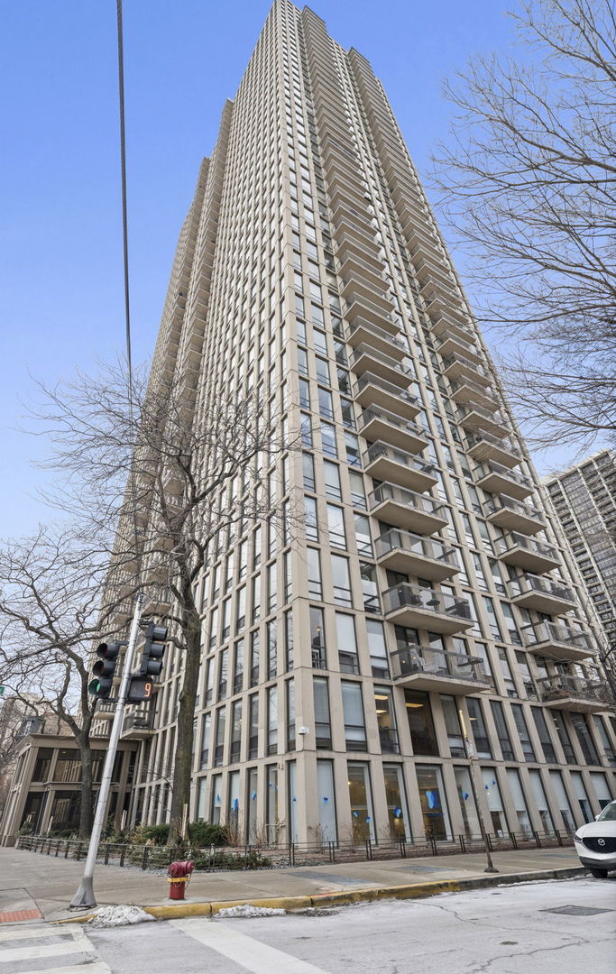 1660 N La Salle Drive Unit: 609