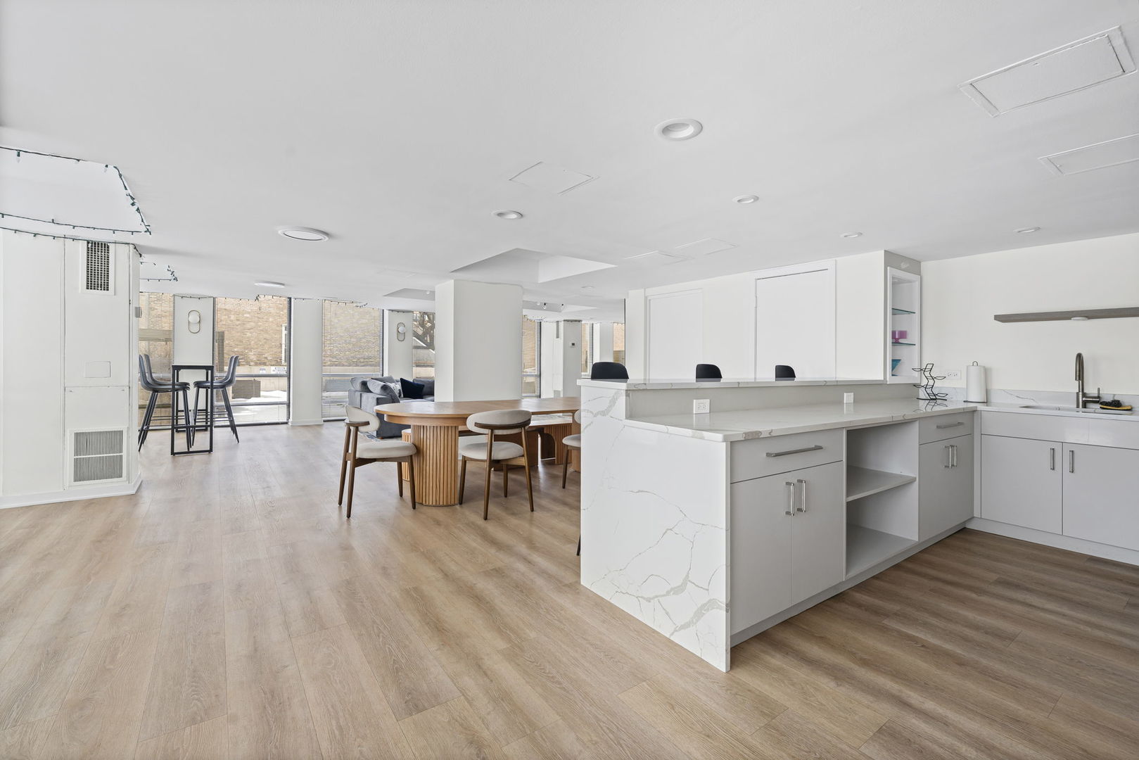 1660 N La Salle Drive Unit: 609