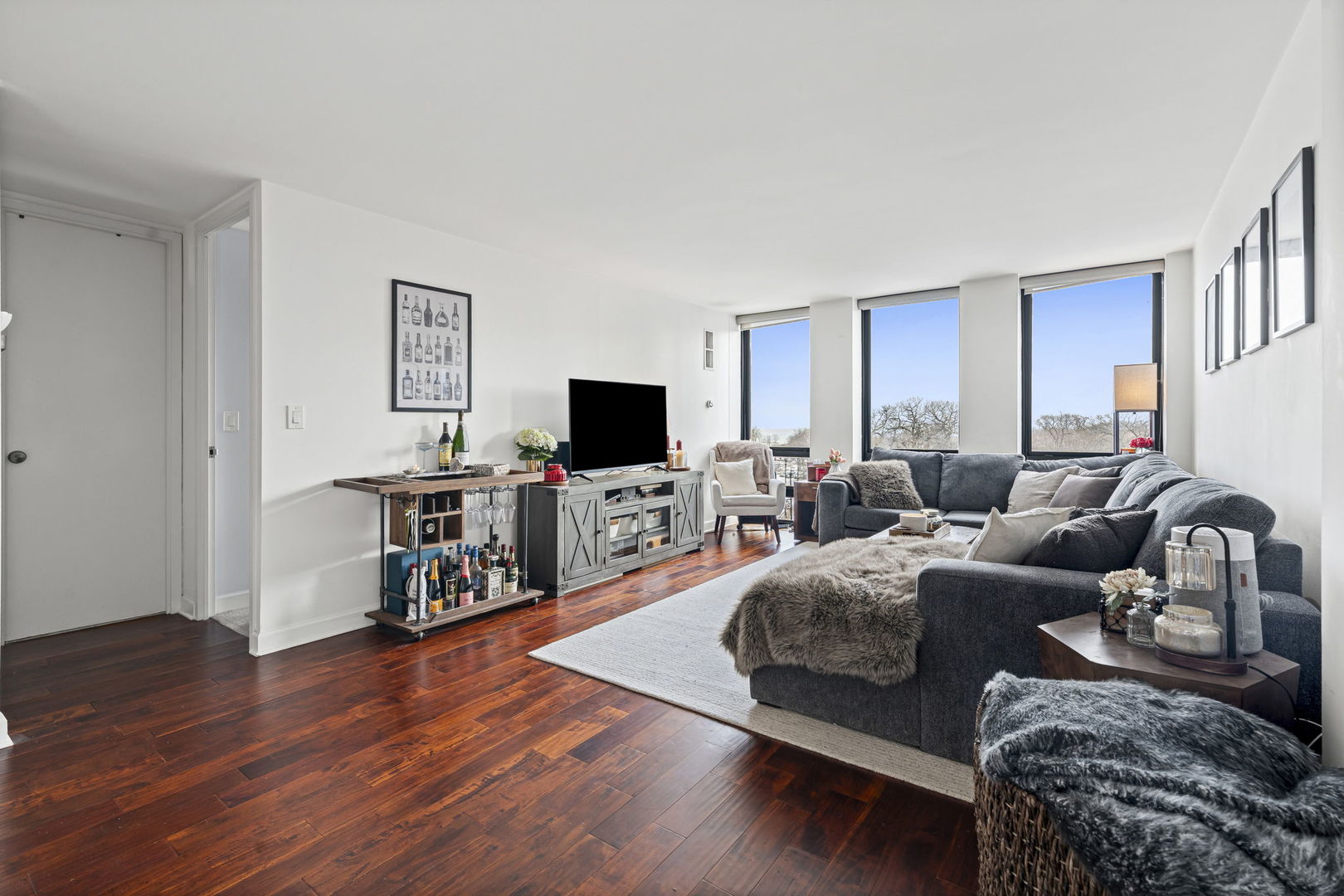 1660 N La Salle Drive Unit: 609