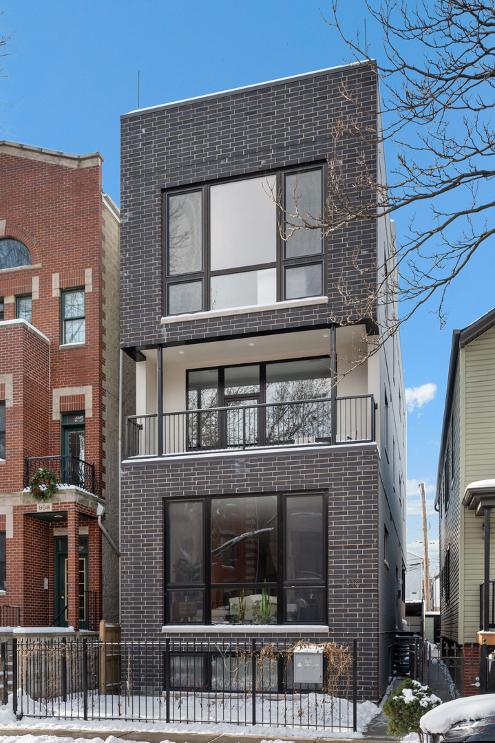 910 N Wood Street Unit: 2