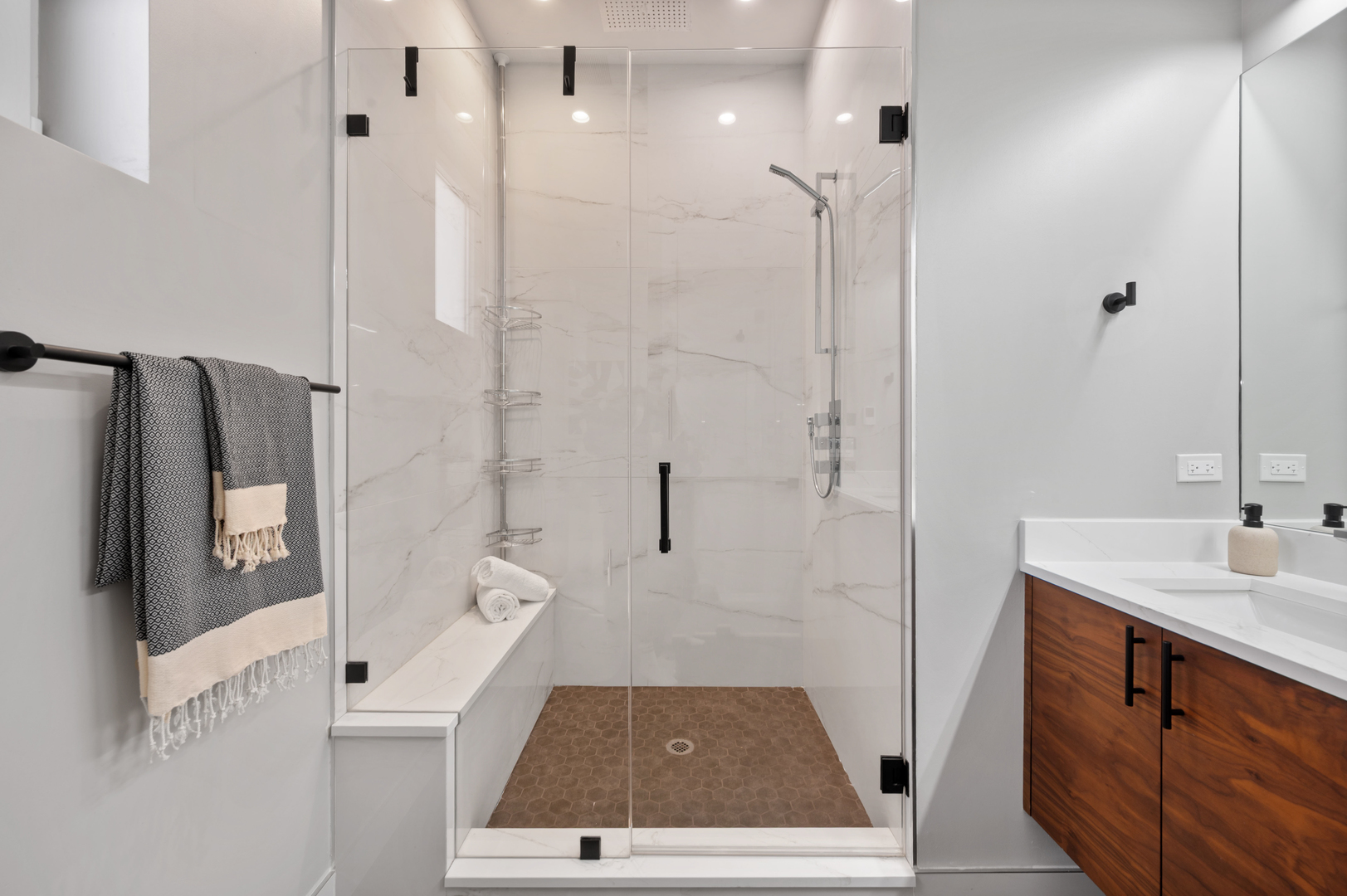 910 N Wood Street Unit: 2