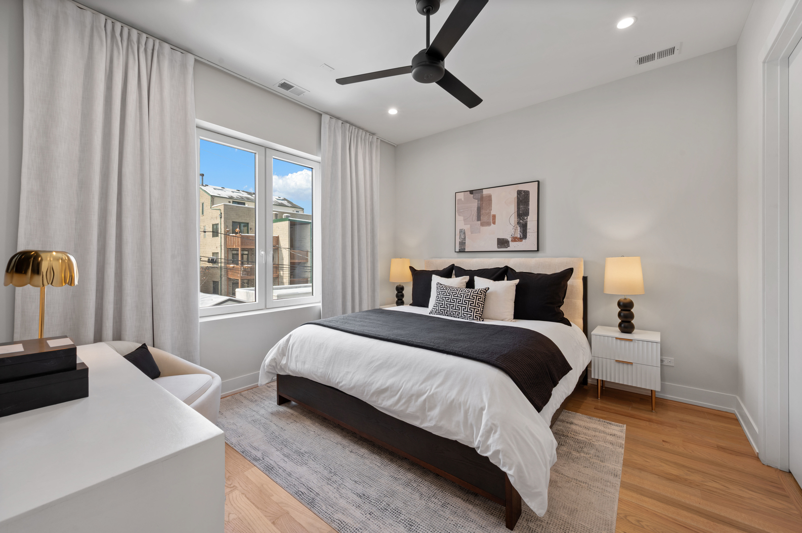 910 N Wood Street Unit: 2