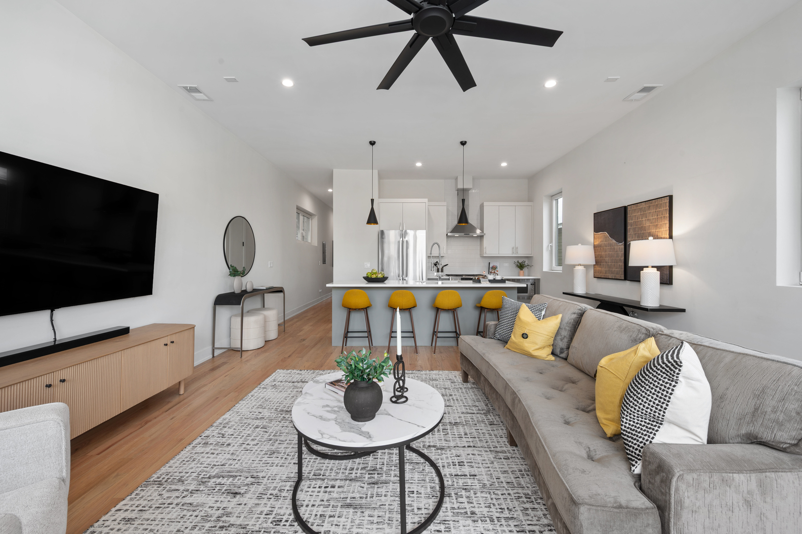 910 N Wood Street Unit: 2