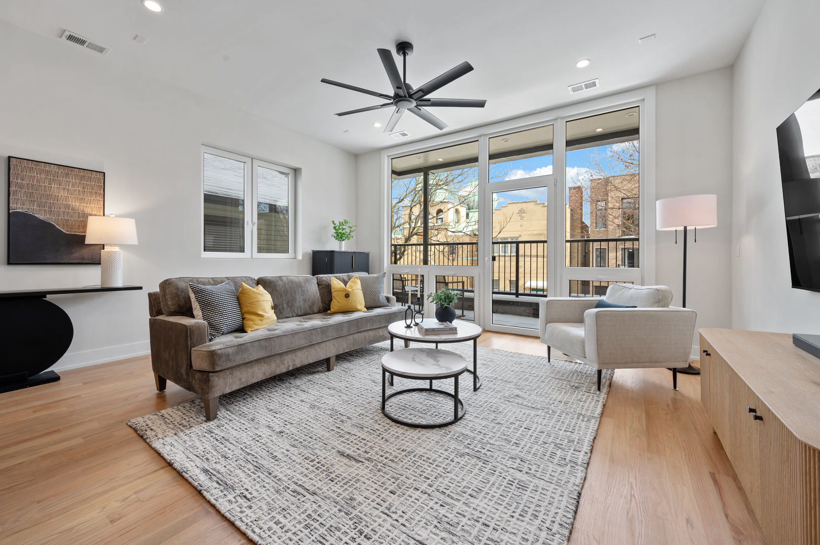 910 N Wood Street Unit: 2